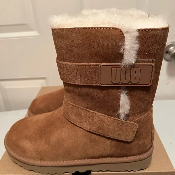 NEW UGG W Bailey Graphic Logo Strap Boot - chestnut - Picture 1 of 11